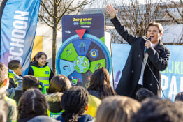 Leerling-draait-samen-met-Matheu-Hinzen-aan-het-Rad-van-de-Aarde-2-c-Sandra-Uittenbogaart