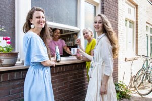 Elisah-Elise-en-Ika-halen-koffie-met-hun-eigen-herbruikbare-beker-bij-KEEK-Utrecht-c-Sandra-Uittenbogaart