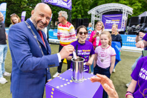Burgemeester-Marcouch-doet-zijn-wens-in-de-tijdcapsule-c-Sandra-Uittenbogaart