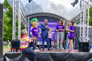 V.l.n.r.-Kick-Ahmed-Marcouch-kinderburgemeester-Annelien-van-Luijt-Rebecca-Gerritse-en-Kirsty-c-Sandra-Uittenbogaart